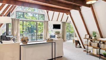 Smart TV, fireplace, stereo