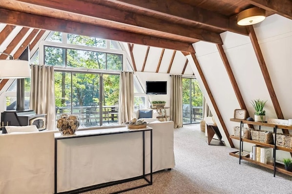 Smart TV, fireplace, stereo
