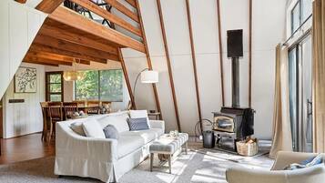 Smart TV, fireplace, stereo