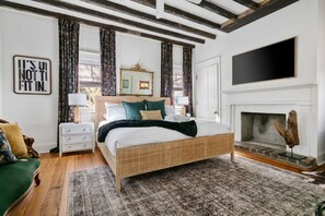 6 bedrooms, iron/ironing board, WiFi - Designer Chic 6BR Full Downtown Charleston Duplex (Charleston)