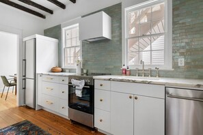 Microonde, forno, piano cottura, lavastoviglie