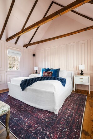 3 slaapkamers, een strijkplank/strijkijzer, gratis wifi, beddengoed