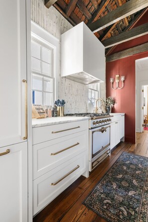 Kjøleskap, mikrobølgeovn, ovn og kokeplater