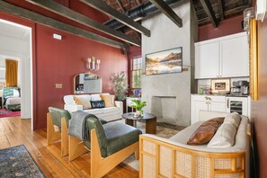 TV - Charming 3-BR Historic Charleston home near King St (Charleston)