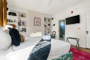 3 bedrooms, iron/ironing board, free WiFi, bed sheets - Charming 3-BR Historic Charleston home near King St (Charleston)