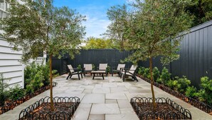 Terrace/patio - Spacious 3-BR Downtown Stay w/ Patio & Parking (Charleston)