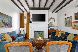 TV - Spacious 3-BR Downtown Stay w/ Patio & Parking (Charleston)