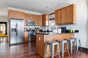 Fridge, microwave, oven, stovetop - 3 Bedroom Home - 10 Min. to Downtown (North Charleston)