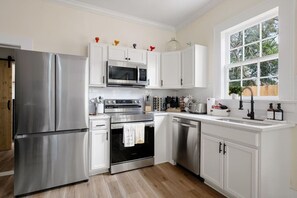 ثلاجة، ميكروويف، فرن، موقد طهي مسطح