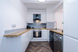 Geladeira, micro-ondas, fogão, lava-louças