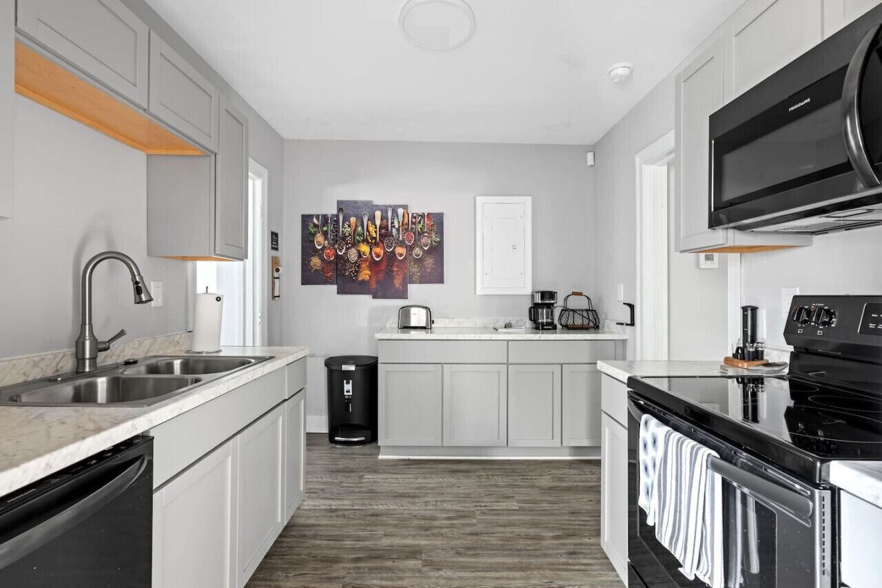 Kylskåp, mikrovågsugn, ugn och spishäll