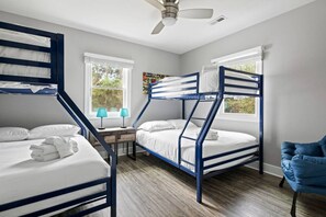 5 Schlafzimmer, Schreibtisch, Bügeleisen/Bügelbrett, Reisekinderbett