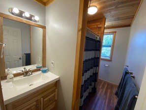 Douche, sèche-cheveux, serviettes fournies, savon