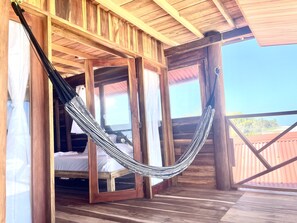 Deluxe-Vierbettzimmer | Terrasse/Patio