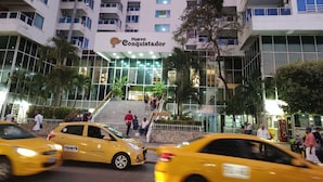 A multi-story hotel with a prominent sign reading "Nuevo Conquistador". - Apartamento con vista al mar Cartagena (Cartagena)