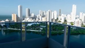 A high-rise building with a view of a cityscape and a body of water. - Apartamento con vista al mar Cartagena (Cartagena)