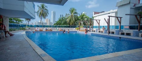 Una piscina al aire libre