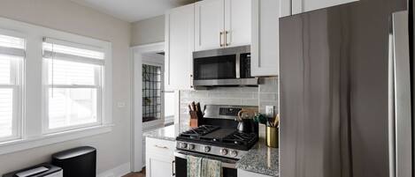 Een oven, een kookplaat, een koffiezetapparaat/waterkoker