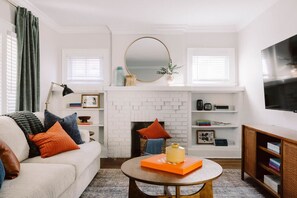 TV - Modern 3BR Near Cleveland Clinic (Cleveland Heights)