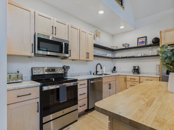 Réfrigérateur, four à micro-ondes, un four, surface de cuisson