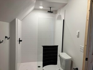 Amenidades de baño ecológicas y toallas 