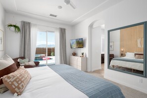 3 bedrooms, iron/ironing board, free WiFi, bed sheets - NEW! Golden Sunset! Saltwater Pool/Spa + Putting Green + Firepit + Gameroom (Desert Hot Springs)