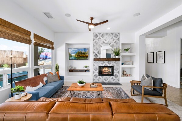 Smart TV, fireplace, table football, books - NEW! Golden Sunset! Saltwater Pool/Spa + Putting Green + Firepit + Gameroom (Desert Hot Springs)