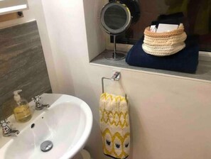 Sèche-cheveux, serviettes fournies, savon, papier toilette