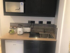 Fridge, microwave, toaster - The Studio on The Green; Tranquil getaway near Windsor Great Park. Pet friendly! (Englefield Green)