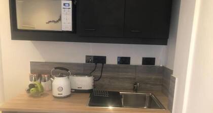 The Studio on The Green; Tranquil getaway near Windsor Great Park. Pet friendly!