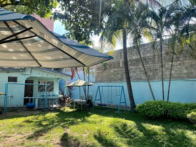 Suite 1 hab con 2 Camas, TV, Baño, Sala, Comedor, Escritorio, Cocina y Parqueo