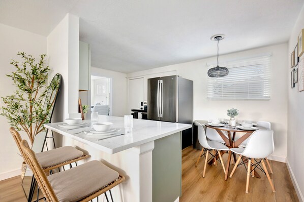 Dining - 3br/1.5bath Upscale, Safe, Quiet Ranch in Columbus - lots of parking (Columbus)