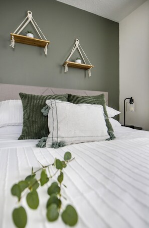 3 bedrooms, iron/ironing board, WiFi, bed sheets - 3br/1.5bath Upscale, Safe, Quiet Ranch in Columbus - lots of parking (Columbus)