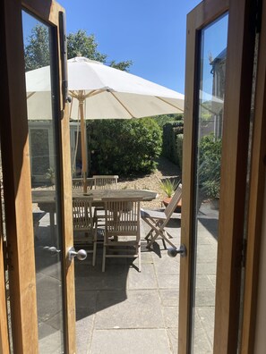 Outdoor dining - Stylish barn conversion with beautiful countryside views. (Kingsbridge)