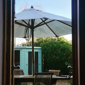 Outdoor dining - Stylish barn conversion with beautiful countryside views. (Kingsbridge)
