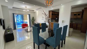 城市公寓, 3 间卧室, 阳台 | 起居区 | 47-英寸LED 电视(配备数码频道)、Netflix、流媒体服务