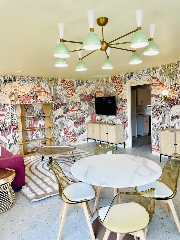 허니문룸 | 거실 공간 | 디지털 채널 시청이 가능한 50인치 스마트 TV, 유료 영화, 스트리밍 서비스