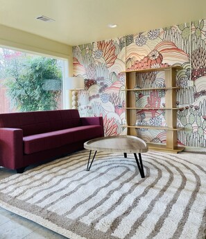 허니문룸 | 거실 공간 | 디지털 채널 시청이 가능한 50인치 스마트 TV, 유료 영화, 스트리밍 서비스