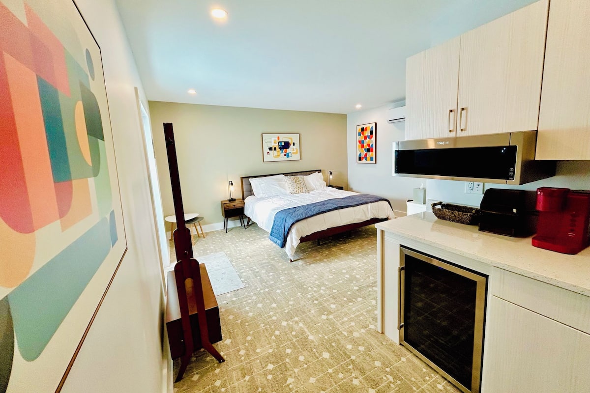 Habitación clásica, 1 cama King size, se aceptan mascotas | Sábanas de algodón egipcio y ropa de cama de alta calidad