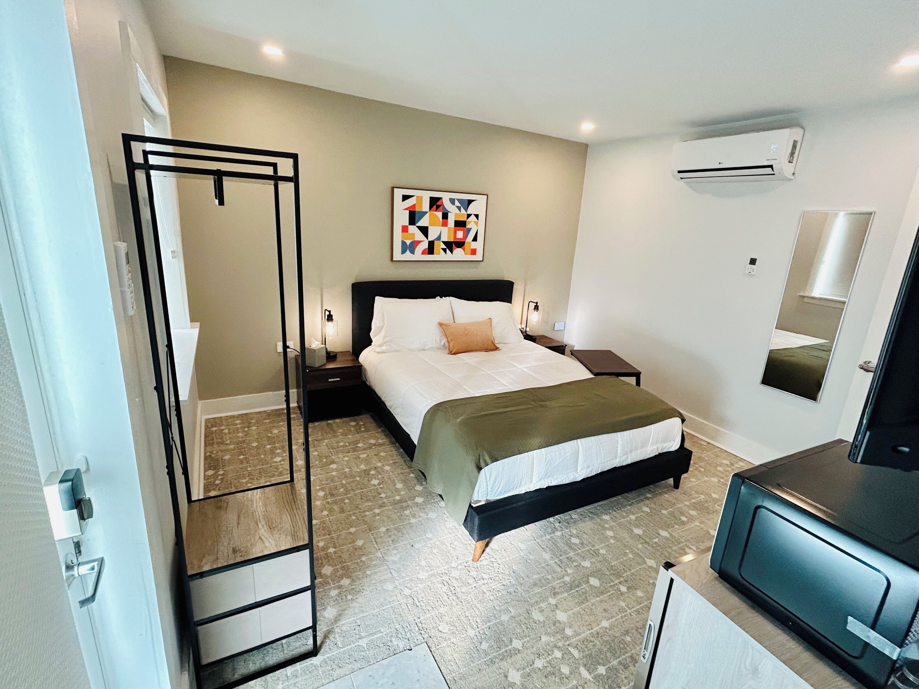 Classic Room, 1 Queen Bed, Pets Allowed | Egyptian cotton sheets, premium bedding, individually decorated