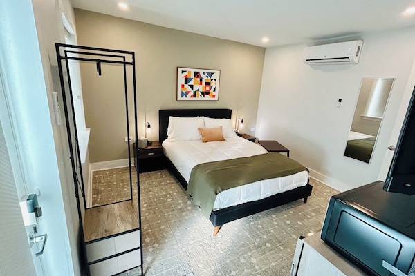 Classic Room, 1 Queen Bed, Pets Allowed | Egyptian cotton sheets, premium bedding, individually decorated