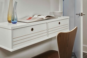 Deluxe Room, 1 King Bed | Egyptian cotton sheets, premium bedding, individually decorated - New South Motor Inn (Madison)