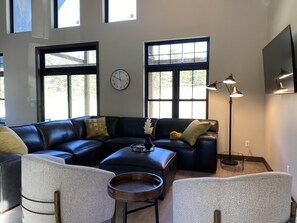 Interior - Custer's Retreat - 2 BD Cabin (Custer)