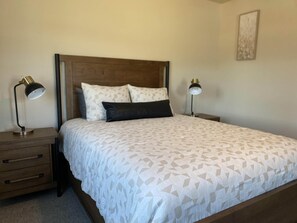 2 bedrooms, WiFi, bed sheets - Custer's Retreat - 2 BD Cabin (Custer)