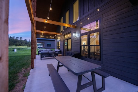 屋外ダイニングエリア. Custer's Retreat - 2 BD Cabin