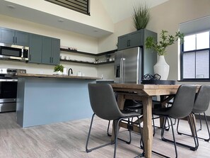 Fridge, microwave, oven, stovetop - Custer's Retreat - 2 BD Cabin (Custer)