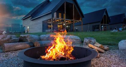 Custer's Retreat- 2 Bedroom Cabin - 2 Bedroom 2 Bath Cabin