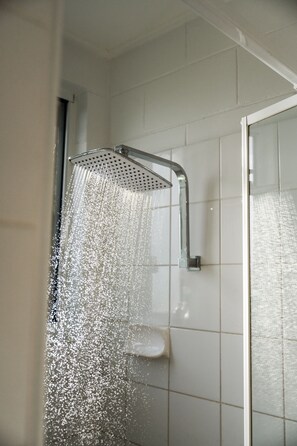 Gratis toiletartikelen, een haardroger, handdoeken, toiletpapier