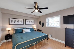 3 sovrum, skrivbord, strykjärn/strykbräda och resesäng