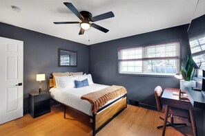 3 Schlafzimmer, Schreibtisch, Bügeleisen/Bügelbrett, Reisekinderbett